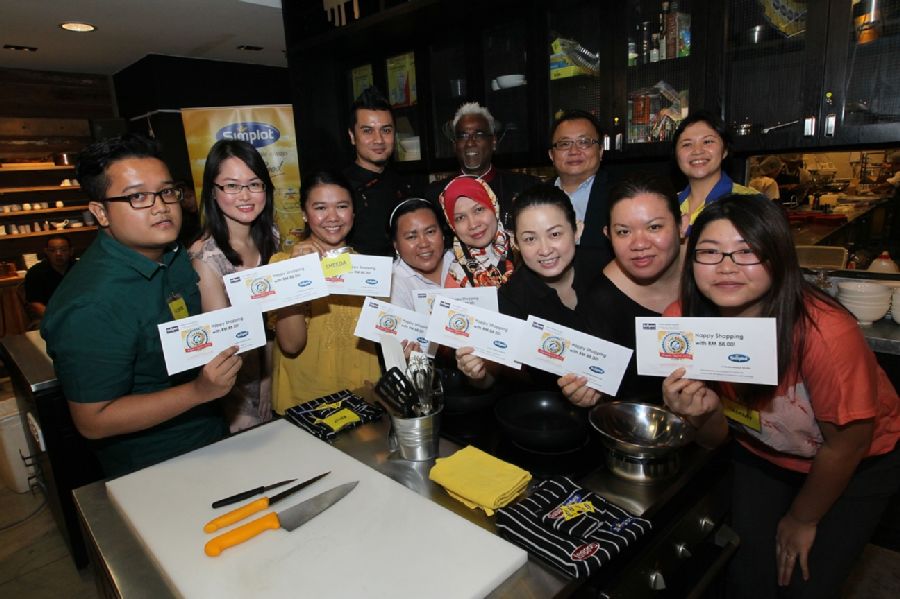 8 finalists at the Simplot Award - Best Food Blogger Cook-Off Competition showing off their envelopes containing RM88 each to shop for ingredients at B.I.G