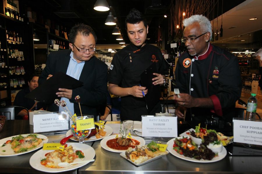 L-R- Dr Sidney Kan, President of Culinary Association M'sia, Dato' Fazley Yaakob, Celebrity MasterChef & Chef Poobalan, Simplot Regional Food Service Manager