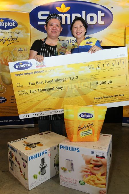 Ong E-Laine, Commercial Marketing Manager of Simplot Southeast Asia presenting Jennifer Khoo the coveted grand prize