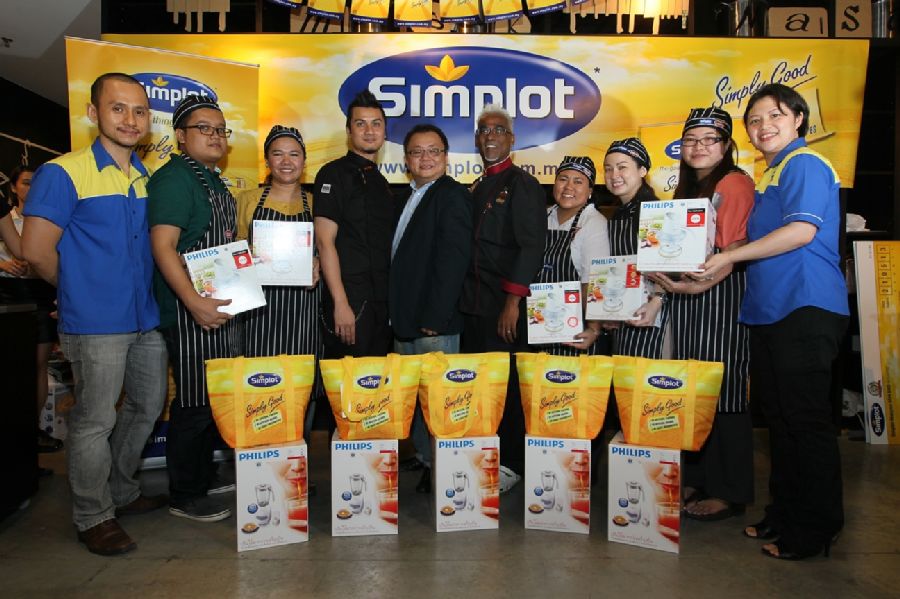 Saw Kok Kheng (far left) and Ong E-laine (far right) from Simplot with the notable culinary judges as well as the five winners with their consolation prizes